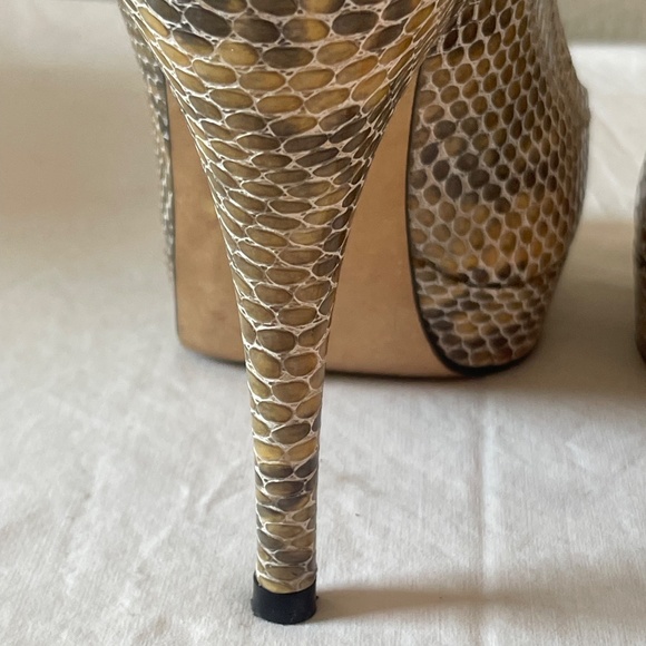 Stuart Weitzman JUST SO Beige Snakeskin Peep Toe Platform Stiletto Pumps Sz 8 M - Picture 13 of 16